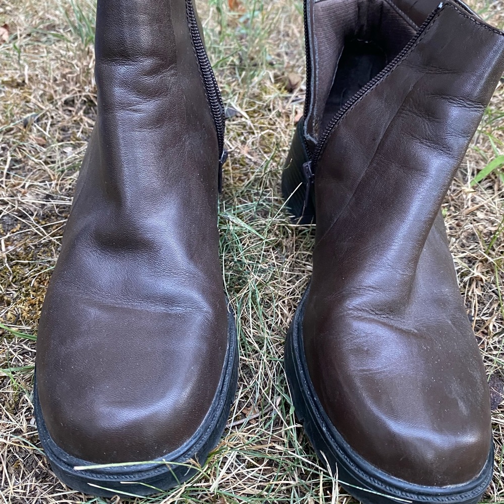 High sierra Tiburon brown short boot size 9.5, EUC